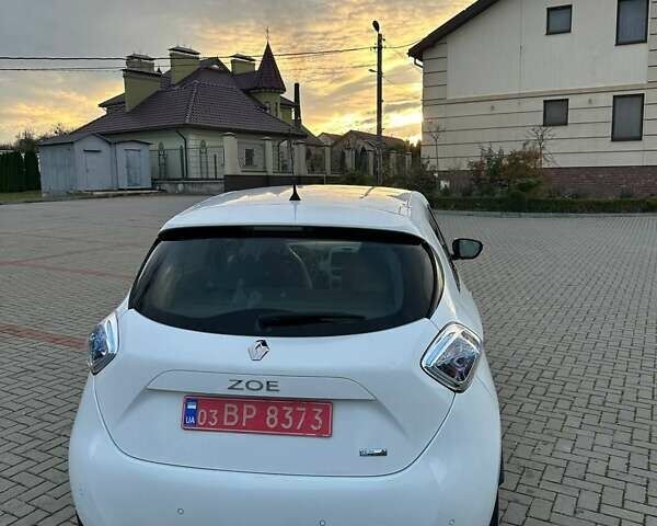 Белый Рено Зое, объемом двигателя 0 л и пробегом 75 тыс. км за 9250 $, фото 10 на Automoto.ua