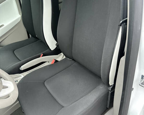 Белый Рено Зое, объемом двигателя 0 л и пробегом 74 тыс. км за 9550 $, фото 6 на Automoto.ua
