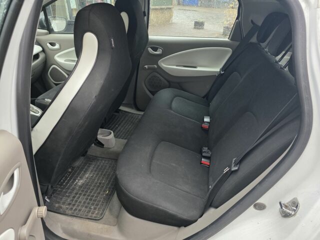 Белый Рено Зое, объемом двигателя 0 л и пробегом 152 тыс. км за 8400 $, фото 6 на Automoto.ua