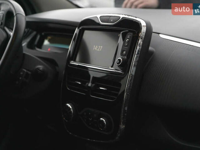 Білий Рено Зое, об'ємом двигуна 0 л та пробігом 96 тис. км за 10000 $, фото 9 на Automoto.ua