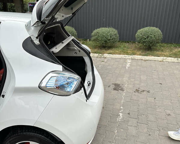 Белый Рено Зое, объемом двигателя 0 л и пробегом 64 тыс. км за 8800 $, фото 2 на Automoto.ua