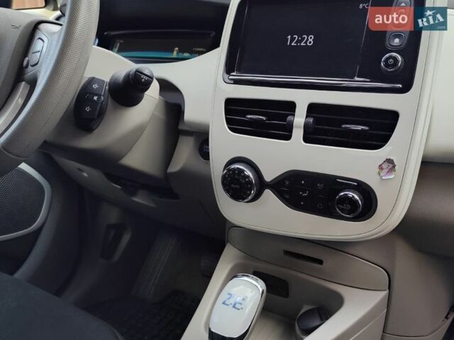 Белый Рено Зое, объемом двигателя 0 л и пробегом 113 тыс. км за 9300 $, фото 2 на Automoto.ua