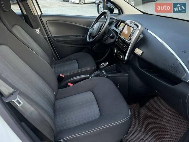 Белый Рено Зое, объемом двигателя 0 л и пробегом 95 тыс. км за 8940 $, фото 19 на Automoto.ua