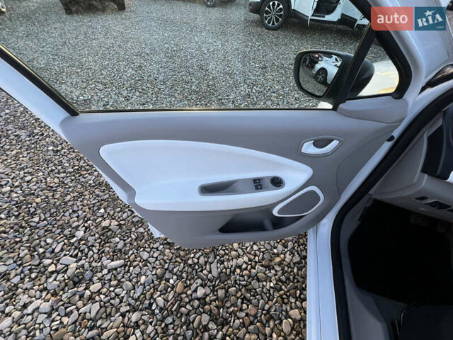 Белый Рено Зое, объемом двигателя 0 л и пробегом 94 тыс. км за 9199 $, фото 14 на Automoto.ua