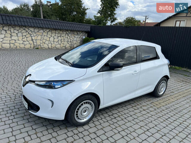 Белый Рено Зое, объемом двигателя 0 л и пробегом 98 тыс. км за 9000 $, фото 2 на Automoto.ua