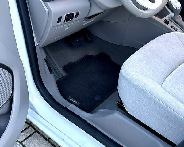 Белый Рено Зое, объемом двигателя 0 л и пробегом 43 тыс. км за 9399 $, фото 35 на Automoto.ua