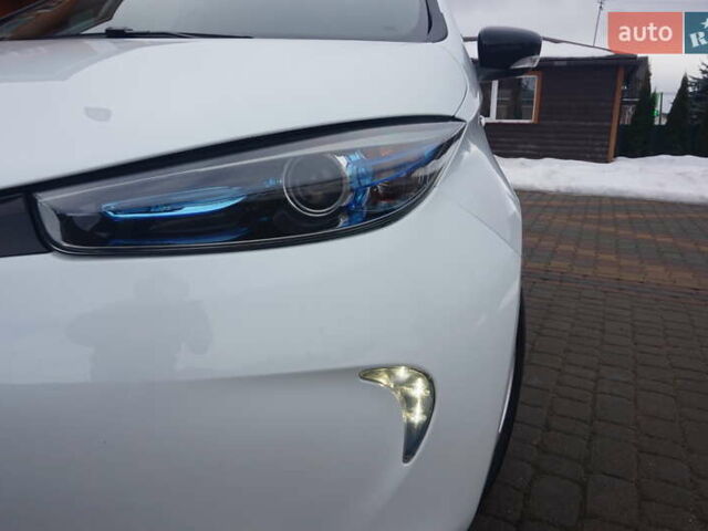 Белый Рено Зое, объемом двигателя 0 л и пробегом 102 тыс. км за 9777 $, фото 20 на Automoto.ua