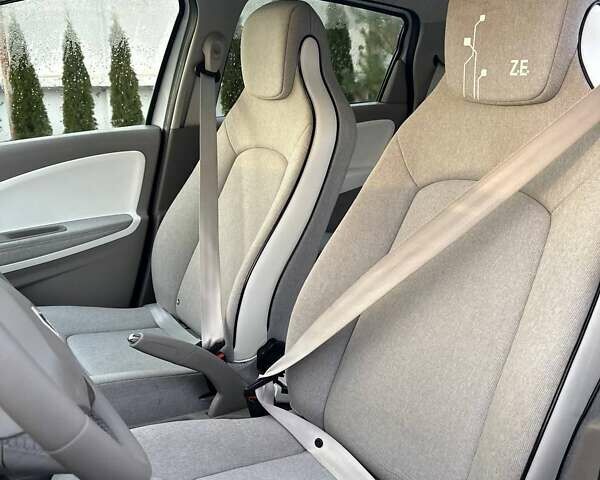 Белый Рено Зое, объемом двигателя 0 л и пробегом 75 тыс. км за 9250 $, фото 20 на Automoto.ua