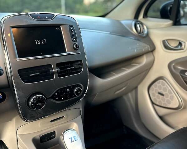 Белый Рено Зое, объемом двигателя 0 л и пробегом 127 тыс. км за 9800 $, фото 16 на Automoto.ua
