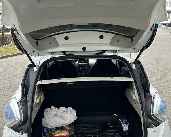 Белый Рено Зое, объемом двигателя 0 л и пробегом 131 тыс. км за 9650 $, фото 18 на Automoto.ua