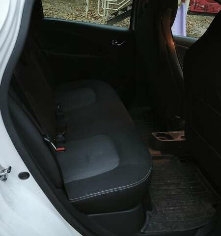 Белый Рено Зое, объемом двигателя 0 л и пробегом 205 тыс. км за 8000 $, фото 3 на Automoto.ua