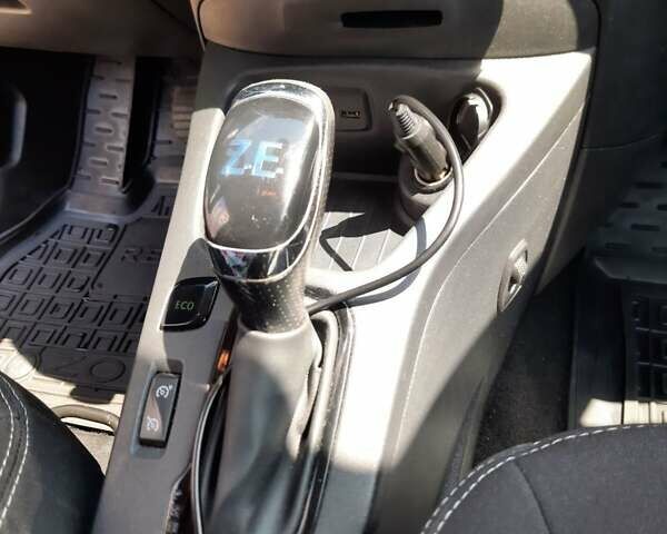 Белый Рено Зое, объемом двигателя 0 л и пробегом 121 тыс. км за 8900 $, фото 17 на Automoto.ua