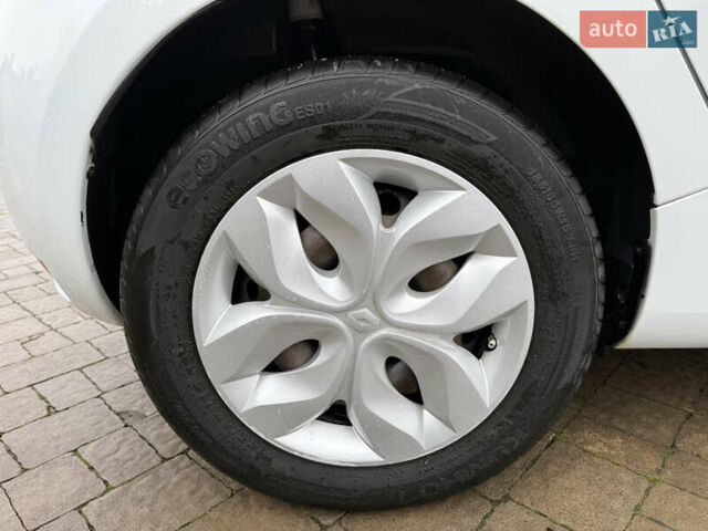 Белый Рено Зое, объемом двигателя 0 л и пробегом 106 тыс. км за 8100 $, фото 29 на Automoto.ua