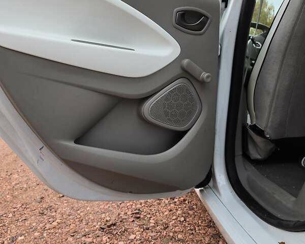Белый Рено Зое, объемом двигателя 0 л и пробегом 137 тыс. км за 8400 $, фото 21 на Automoto.ua