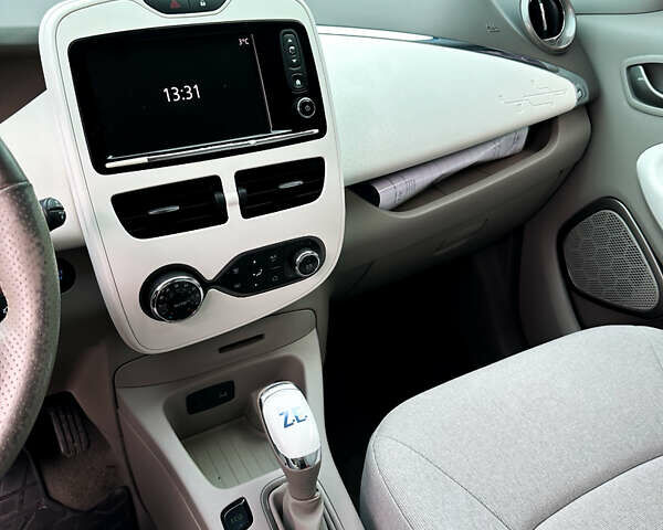 Белый Рено Зое, объемом двигателя 0 л и пробегом 100 тыс. км за 8700 $, фото 6 на Automoto.ua