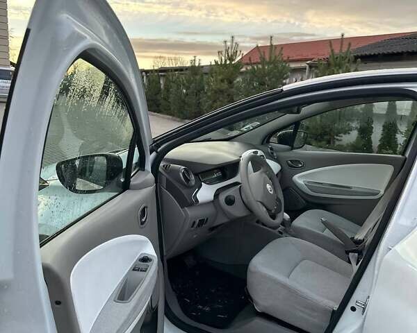 Белый Рено Зое, объемом двигателя 0 л и пробегом 75 тыс. км за 9250 $, фото 18 на Automoto.ua