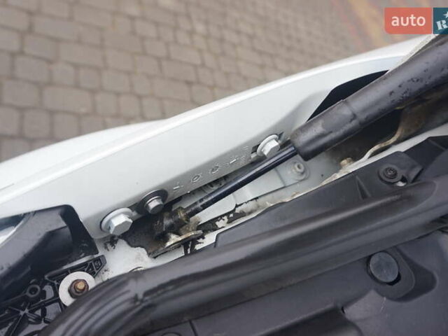 Белый Рено Зое, объемом двигателя 0 л и пробегом 102 тыс. км за 9777 $, фото 56 на Automoto.ua