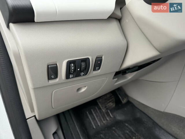 Белый Рено Зое, объемом двигателя 0 л и пробегом 106 тыс. км за 8100 $, фото 9 на Automoto.ua