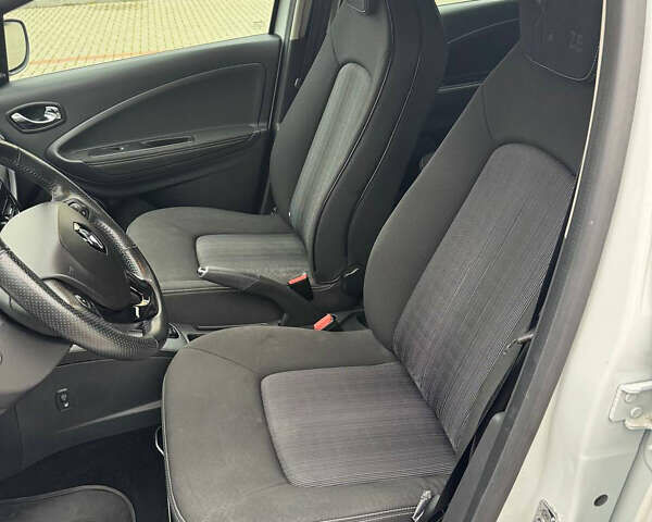 Белый Рено Зое, объемом двигателя 0 л и пробегом 78 тыс. км за 9800 $, фото 10 на Automoto.ua