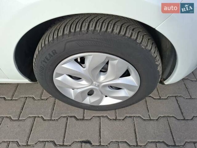 Білий Рено Зое, об'ємом двигуна 0 л та пробігом 120 тис. км за 8500 $, фото 15 на Automoto.ua
