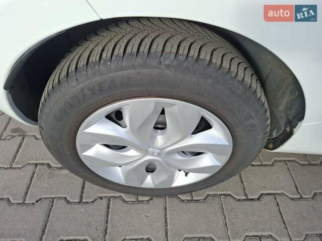 Білий Рено Зое, об'ємом двигуна 0 л та пробігом 120 тис. км за 8500 $, фото 18 на Automoto.ua
