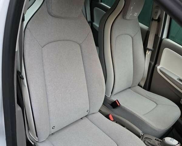 Белый Рено Зое, объемом двигателя 0 л и пробегом 137 тыс. км за 7800 $, фото 7 на Automoto.ua