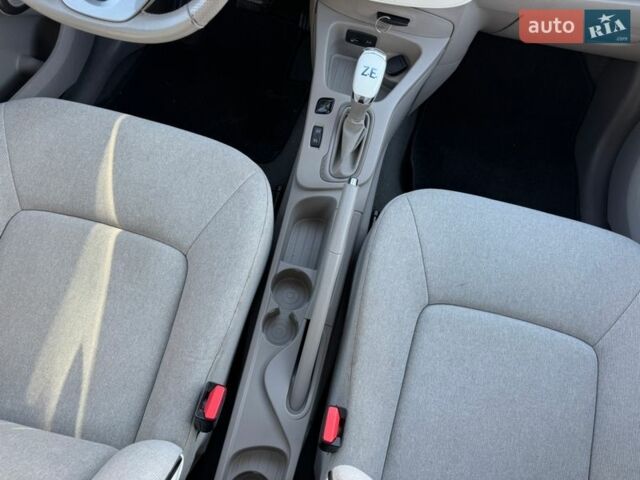 Білий Рено Зое, об'ємом двигуна 0 л та пробігом 83 тис. км за 9000 $, фото 13 на Automoto.ua