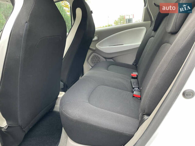 Белый Рено Зое, объемом двигателя 0 л и пробегом 97 тыс. км за 9500 $, фото 26 на Automoto.ua