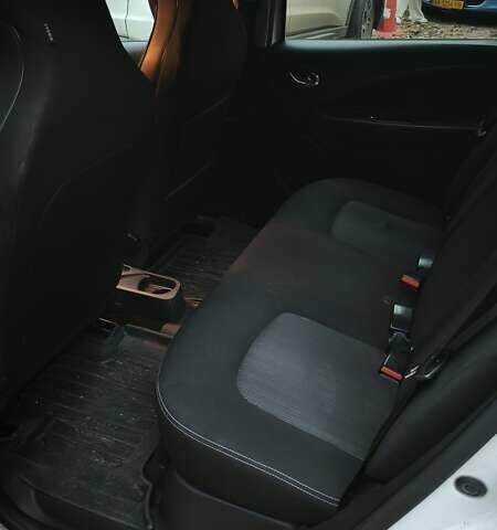 Белый Рено Зое, объемом двигателя 0 л и пробегом 205 тыс. км за 8000 $, фото 9 на Automoto.ua