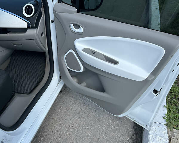 Белый Рено Зое, объемом двигателя 0 л и пробегом 95 тыс. км за 10000 $, фото 10 на Automoto.ua