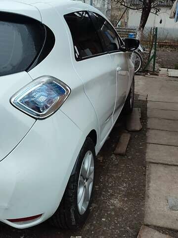Белый Рено Зое, объемом двигателя 0 л и пробегом 92 тыс. км за 9000 $, фото 3 на Automoto.ua