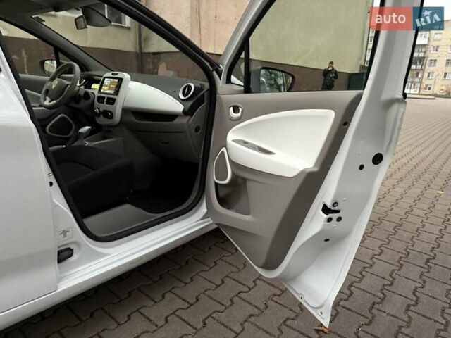 Белый Рено Зое, объемом двигателя 0 л и пробегом 95 тыс. км за 8900 $, фото 10 на Automoto.ua