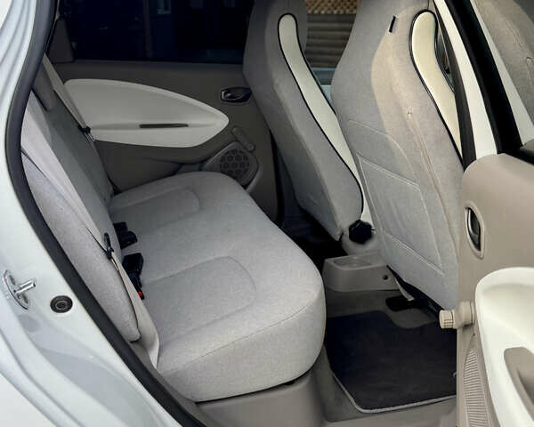 Белый Рено Зое, объемом двигателя 0 л и пробегом 77 тыс. км за 9499 $, фото 43 на Automoto.ua