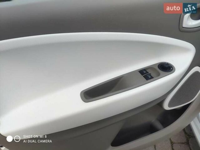 Білий Рено Зое, об'ємом двигуна 0 л та пробігом 87 тис. км за 8799 $, фото 23 на Automoto.ua