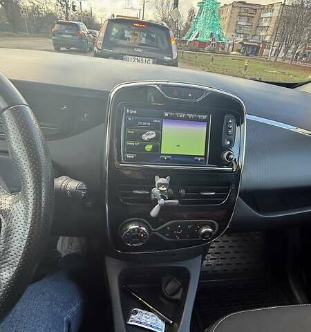 Белый Рено Зое, объемом двигателя 0 л и пробегом 103 тыс. км за 9600 $, фото 5 на Automoto.ua