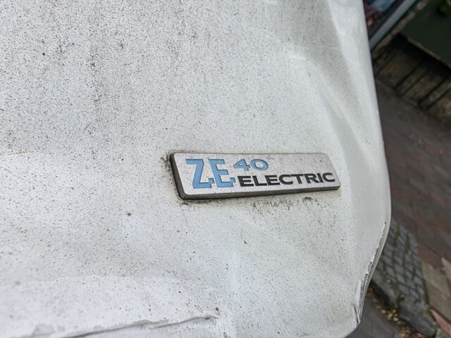 Белый Рено Зое, объемом двигателя 0 л и пробегом 152 тыс. км за 8400 $, фото 7 на Automoto.ua