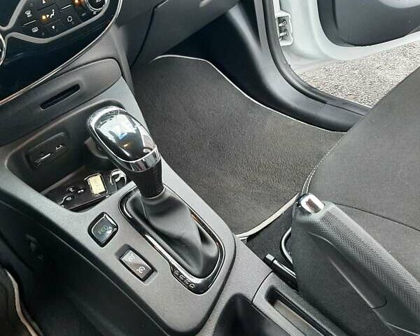 Білий Рено Зое, об'ємом двигуна 0 л та пробігом 123 тис. км за 9650 $, фото 44 на Automoto.ua