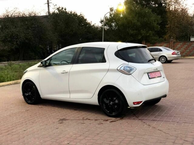 Белый Рено Зое, объемом двигателя 0 л и пробегом 120 тыс. км за 8900 $, фото 2 на Automoto.ua