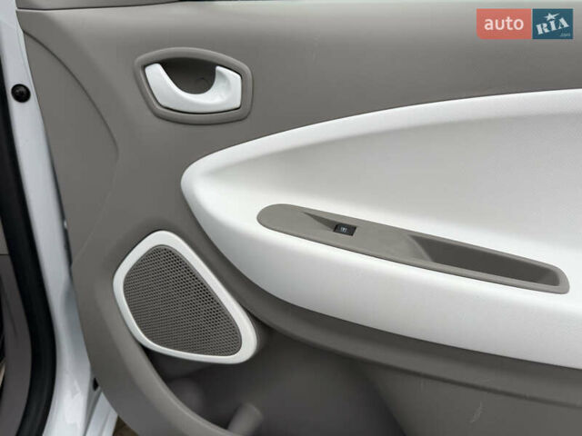 Белый Рено Зое, объемом двигателя 0 л и пробегом 106 тыс. км за 8100 $, фото 18 на Automoto.ua