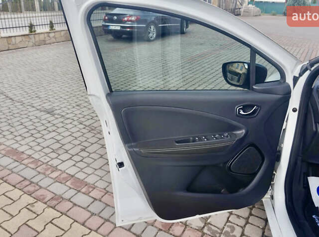 Белый Рено Зое, объемом двигателя 0 л и пробегом 199 тыс. км за 7999 $, фото 26 на Automoto.ua