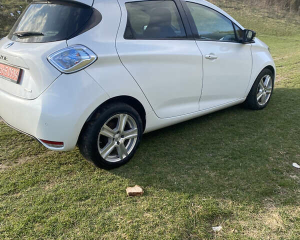 Белый Рено Зое, объемом двигателя 0 л и пробегом 97 тыс. км за 8999 $, фото 1 на Automoto.ua