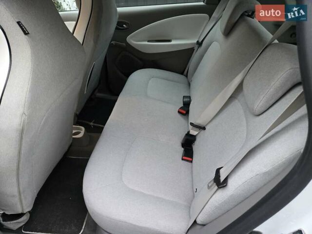 Белый Рено Зое, объемом двигателя 0 л и пробегом 137 тыс. км за 8400 $, фото 3 на Automoto.ua