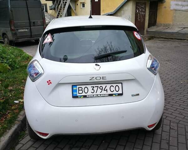 Белый Рено Зое, объемом двигателя 0 л и пробегом 61 тыс. км за 10500 $, фото 3 на Automoto.ua