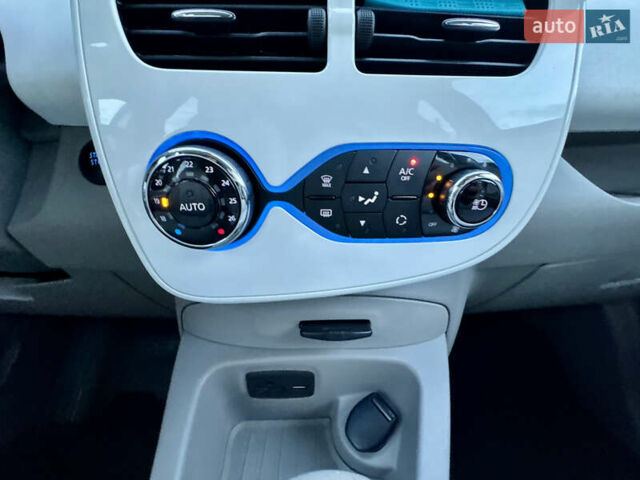 Белый Рено Зое, объемом двигателя 0 л и пробегом 43 тыс. км за 9399 $, фото 55 на Automoto.ua