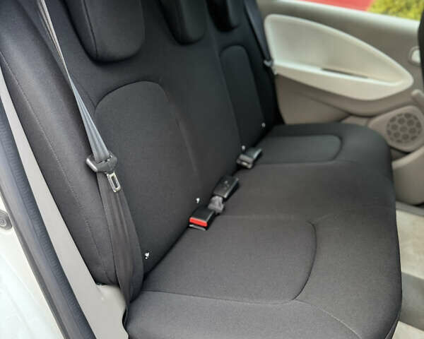 Білий Рено Зое, об'ємом двигуна 0 л та пробігом 54 тис. км за 10300 $, фото 39 на Automoto.ua