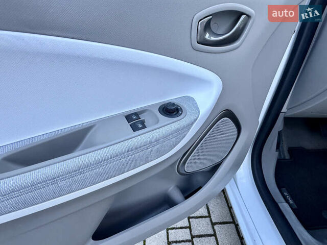 Белый Рено Зое, объемом двигателя 0 л и пробегом 43 тыс. км за 9399 $, фото 32 на Automoto.ua