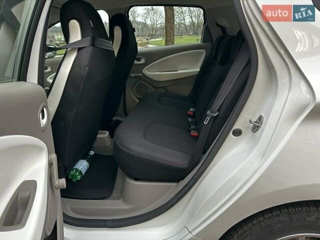 Белый Рено Зое, объемом двигателя 0 л и пробегом 95 тыс. км за 8900 $, фото 11 на Automoto.ua