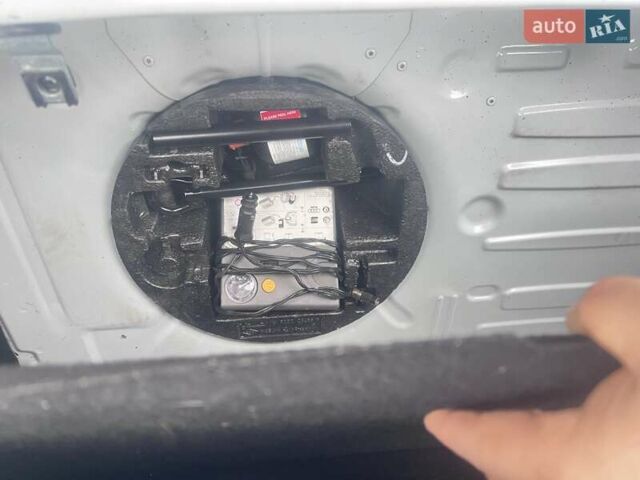 Білий Рено Зое, об'ємом двигуна 0 л та пробігом 113 тис. км за 9600 $, фото 15 на Automoto.ua