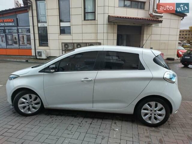 Белый Рено Зое, объемом двигателя 0 л и пробегом 204 тыс. км за 8400 $, фото 1 на Automoto.ua