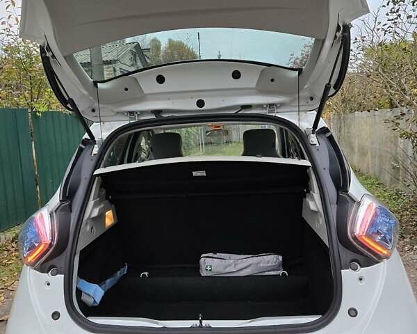 Белый Рено Зое, объемом двигателя 0 л и пробегом 137 тыс. км за 8400 $, фото 1 на Automoto.ua